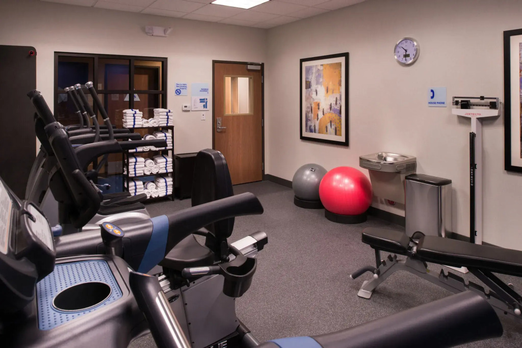 Holiday Inn Express & Suites Bakersfield Airport by IHG