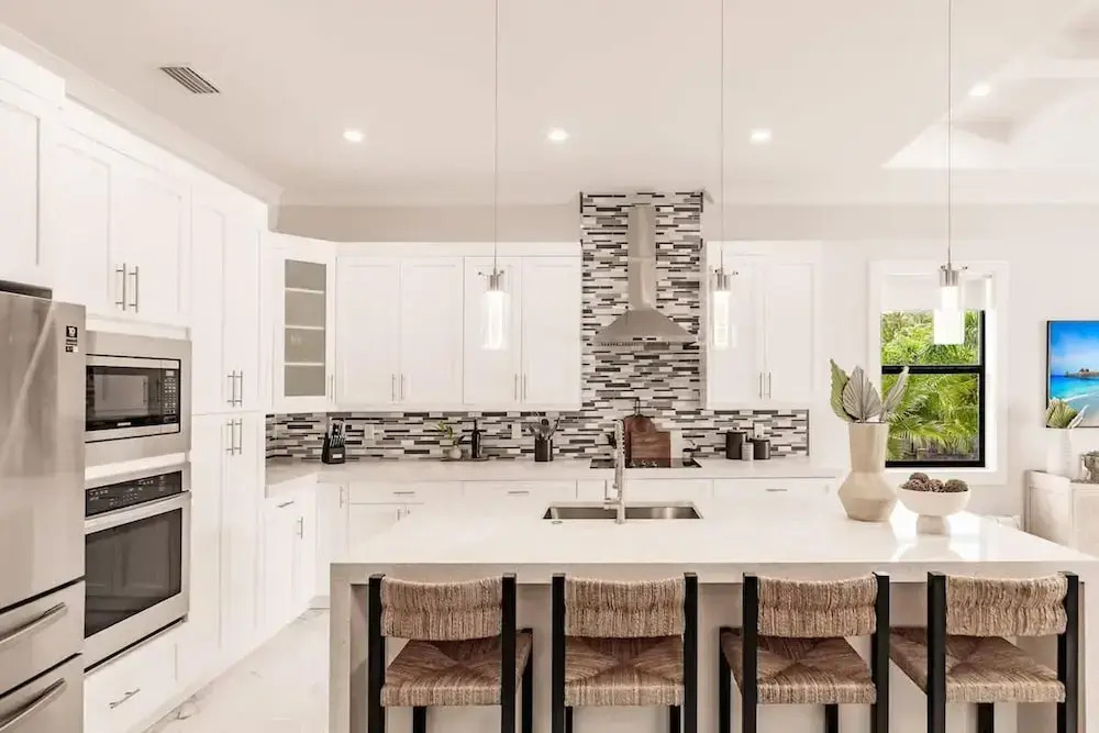 Luxurious Naples 4BR w Pool by Vanderbilt Beach