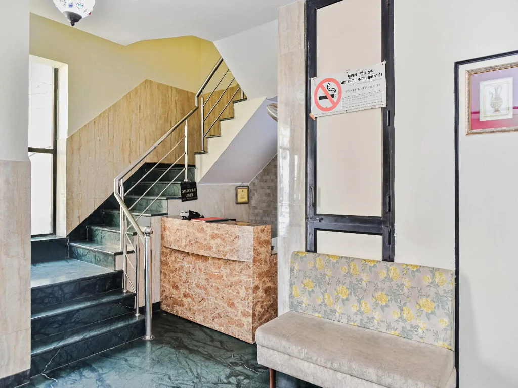 Oyo 33004 Hotel Candy Palace
