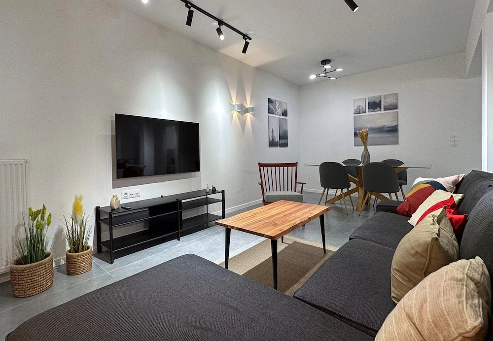LIV - Modern Comfort Oasis in Pagrati