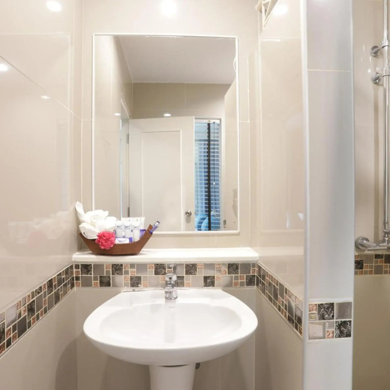 Tuana Hotels Brook Pool Access