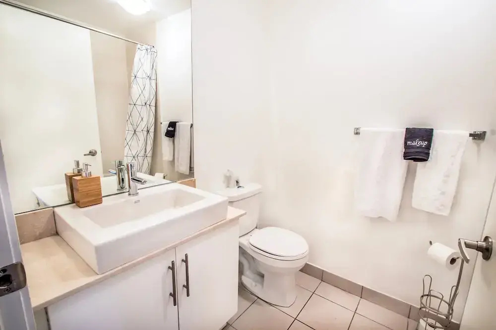 MiCasa Suites - Stylish Condo in Maple Leaf Square