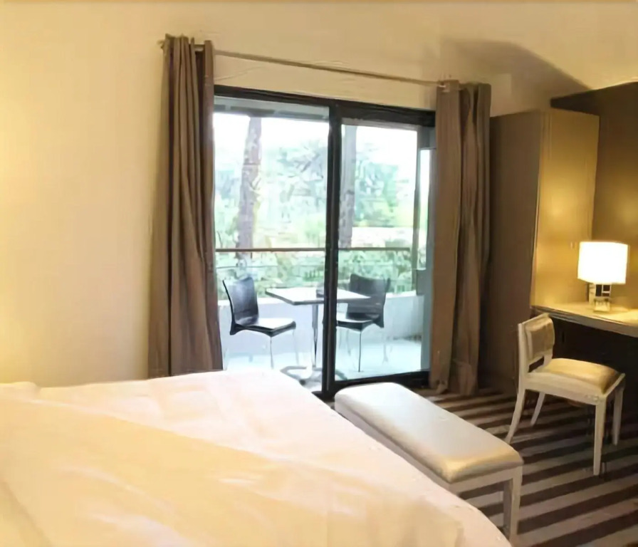 Hotel 202