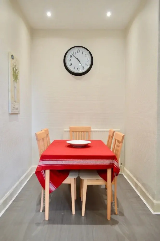 2 Bedroom Morningside Flat
