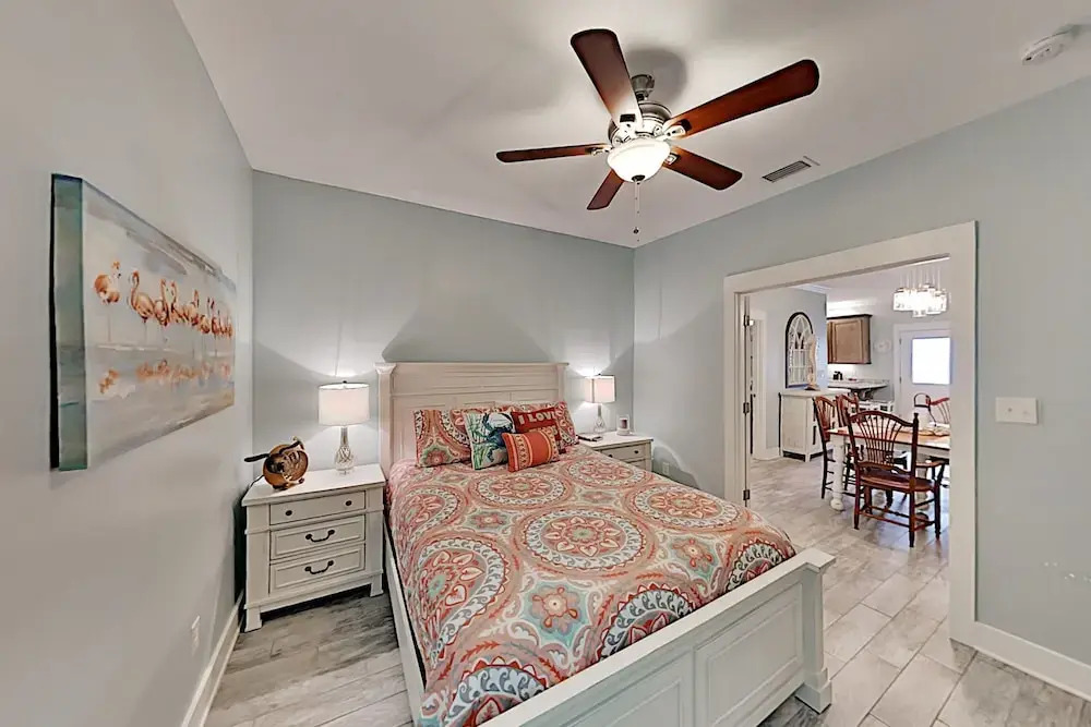 Stylish Beach W/ 2 Pools & Screened Deck 3 Bedroom Cottage