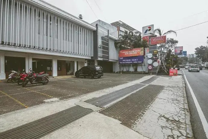 RedDoorz Plus Near Maranatha University 5