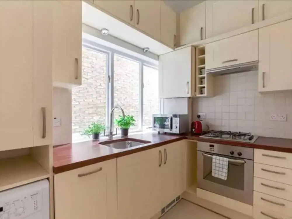 Fresh 2 Bedroom Flat in Victoria - Zone 1