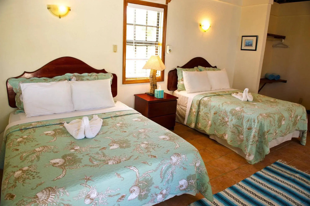 Blackbird Caye Resort