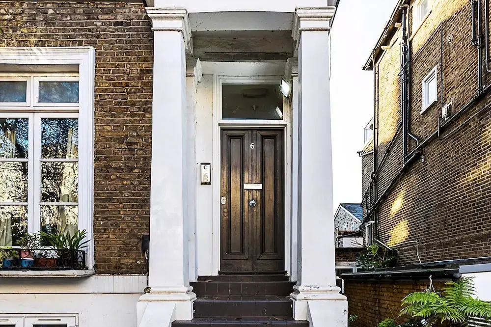 Stylish Chelsea Flat With Luxe Comfort Charm