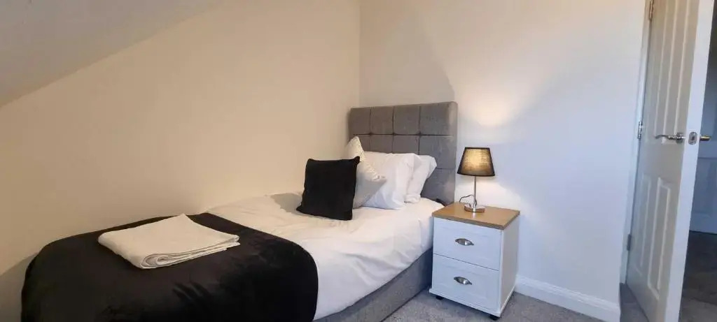 Near City Centre 4 Bed 2 Bath House with Parking, Digbeth, Birmingham