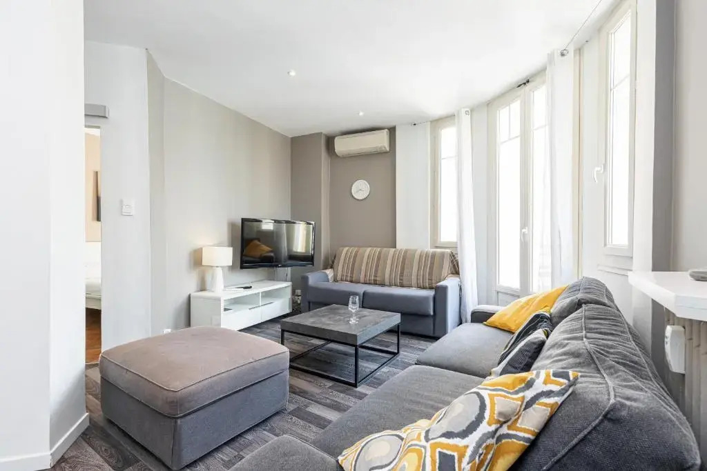 Large 2 Bdrs apartment Down Town - AC