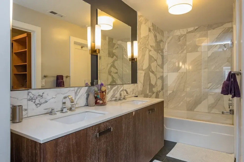 Posh Waterfront - 3 Br Condo