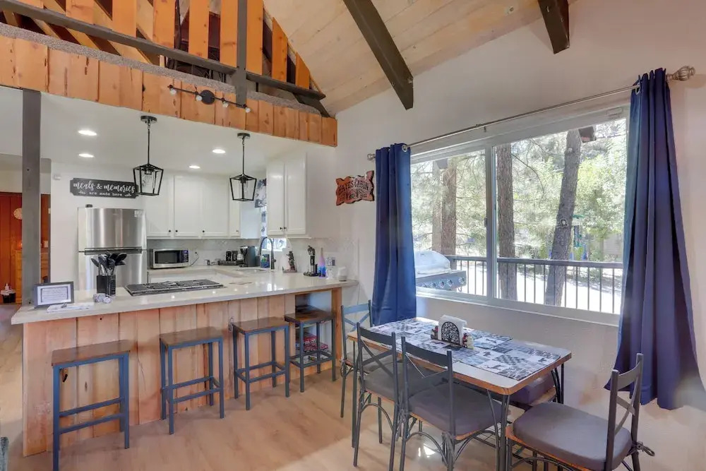 Cabin w/ Deck, Fire Pit & Big Bear Lake Access!