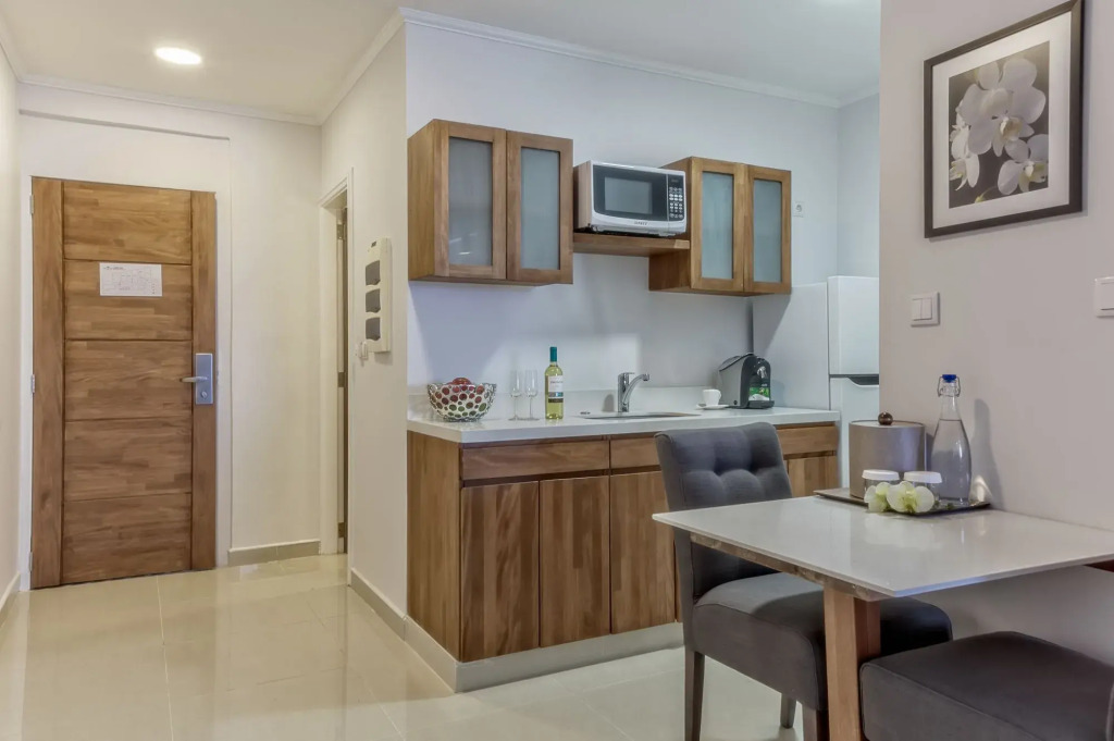 Majestic City Suites & Beach Hotel
