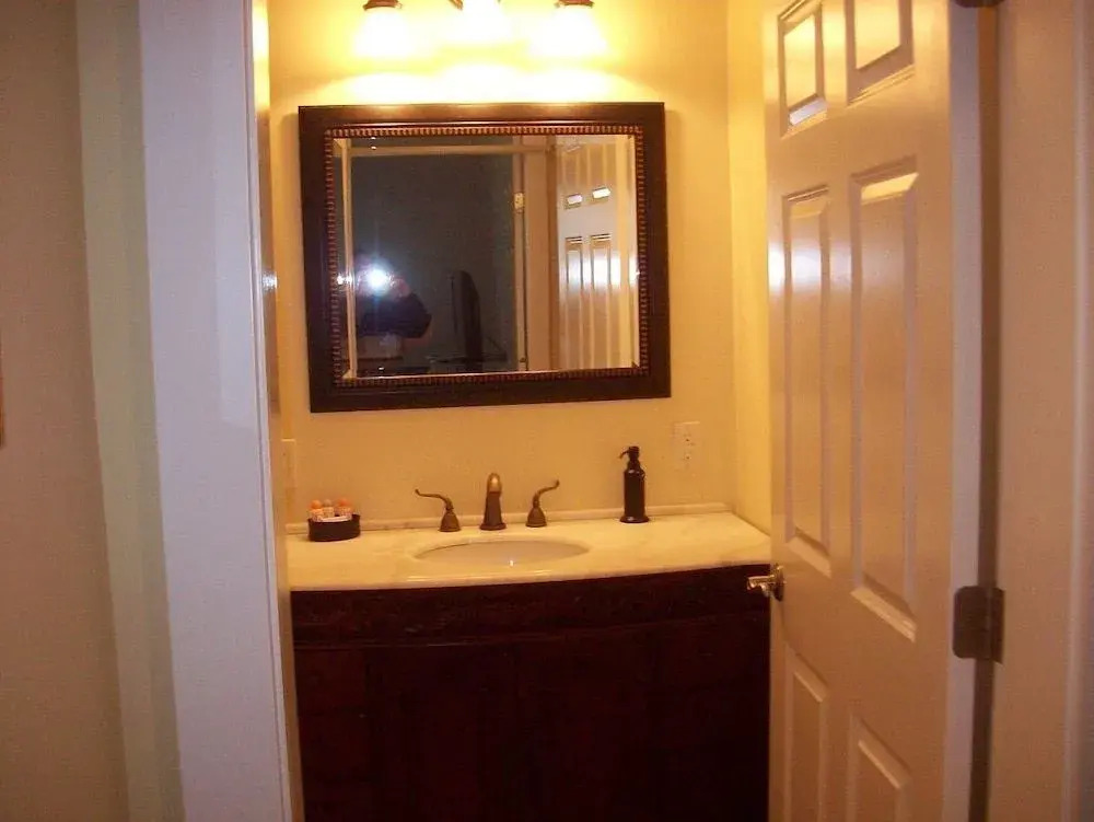 Cozy & Clean Second-Story Suite w/ Kitchenette & Free WiFi - Walk to the Harbor