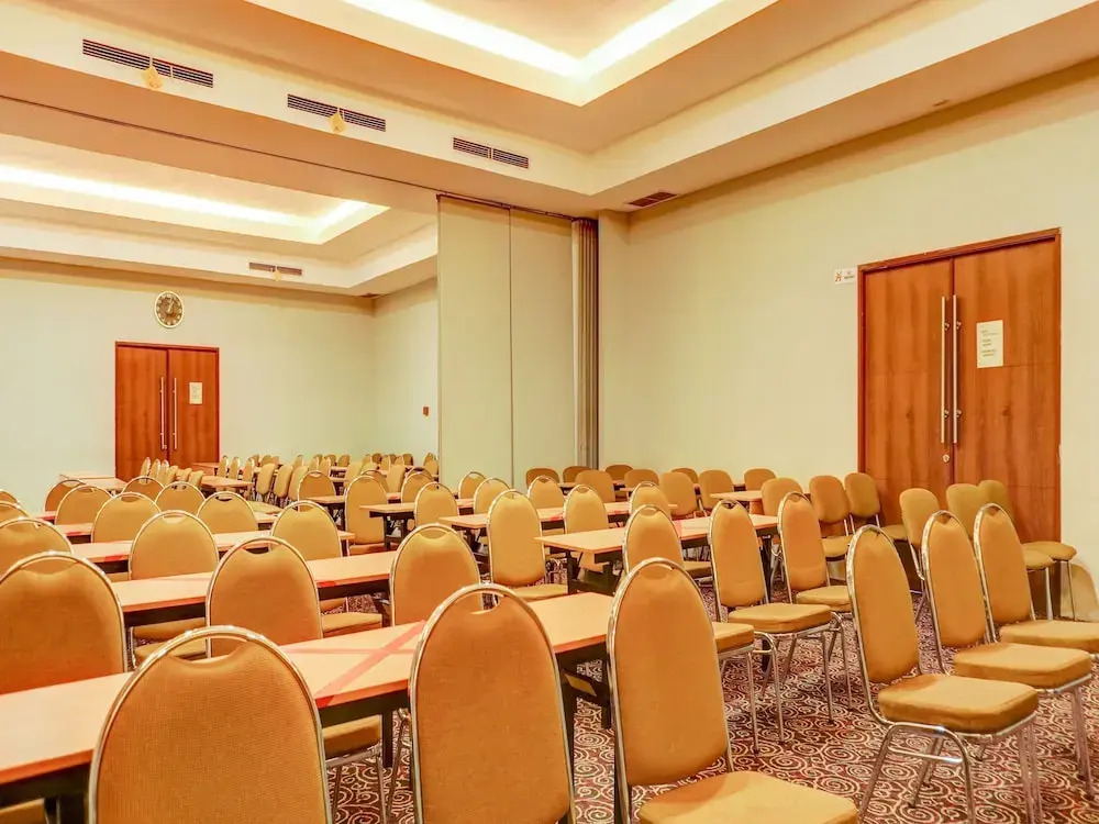 Townhouse OAK Hotel Grand Cikarang