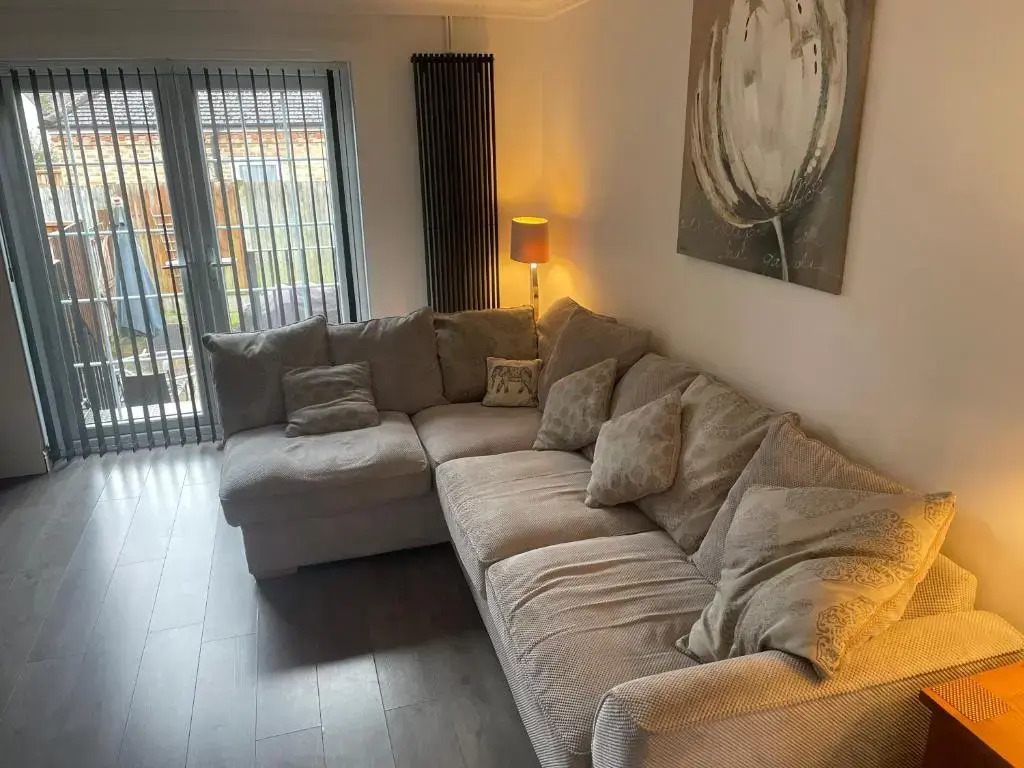 River House 2BR 1 bathroom downstairs toilet Parking St Neots Town Centre