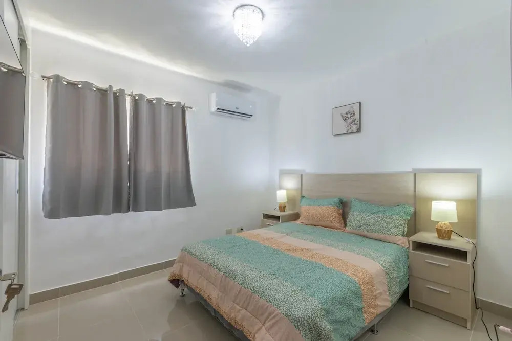 Modern Apt With free parking and AC 3brs