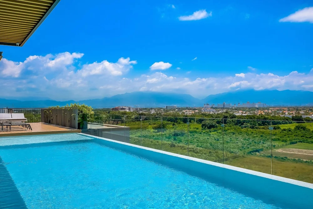 Modern Condo With Breathtaking Views, Infinity Pool, and en Suite Bedrooms