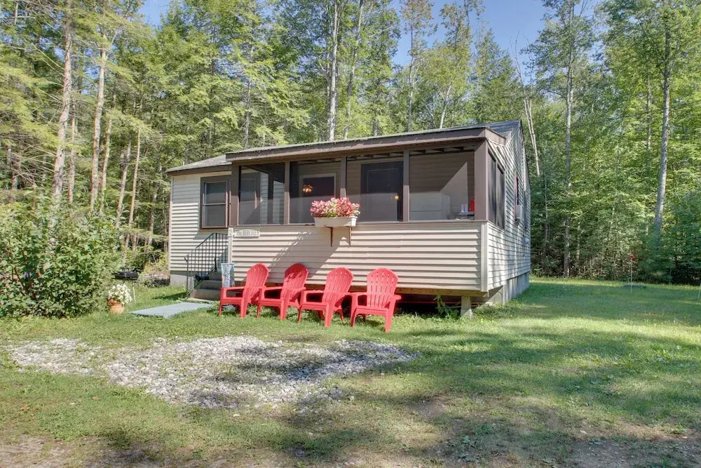 'the Birches' Raymond Getaway w/ Beach & Boat Dock