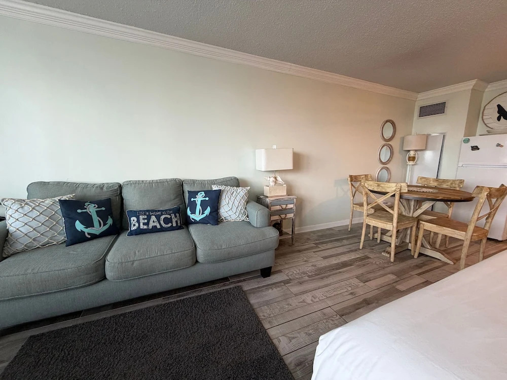 Renovated Beach Front Condo - Top of the Gulf 302