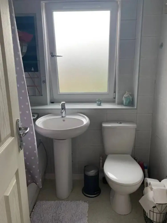 Lovely Spacious 2 Bedroom Flat by the Meadows