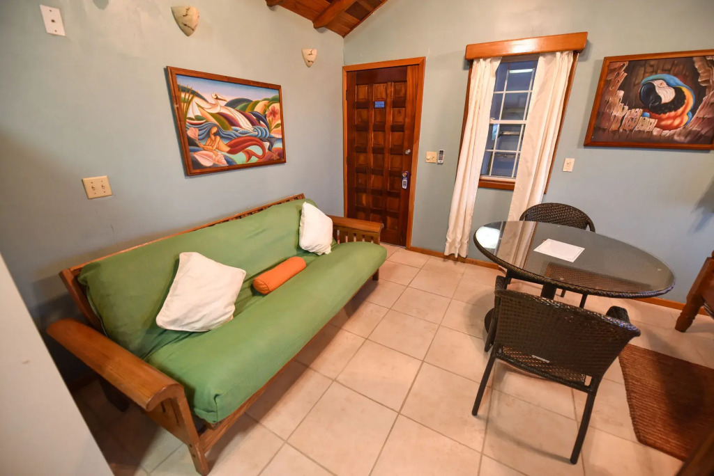 Blue Tang Inn - Beachfront Suites and Pool