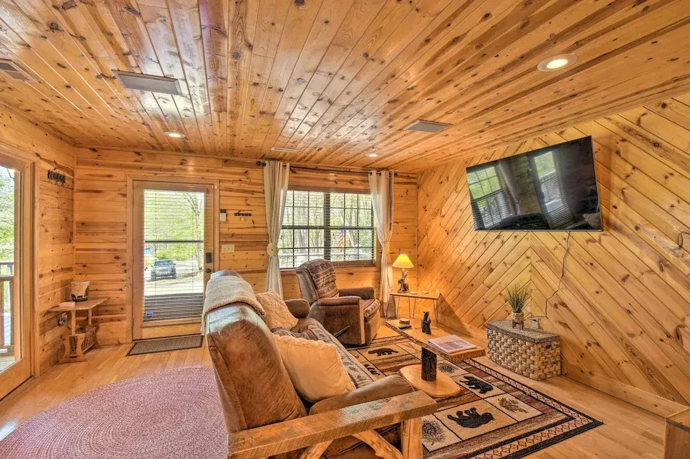 Cozy Hiawassee Cabin w/ Fire Pit & Mtn Views!
