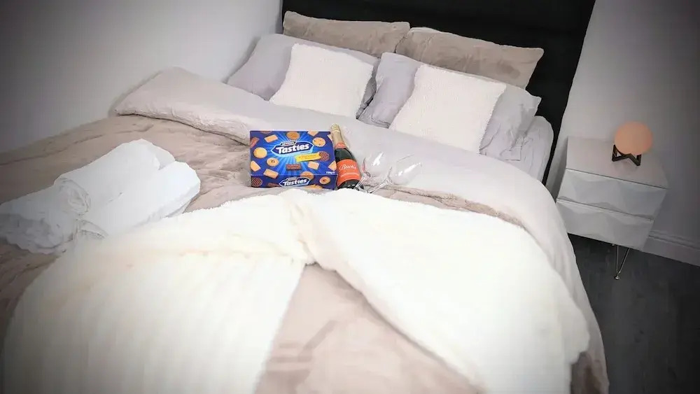 Chic Apartment in Manchester Sleeps 5