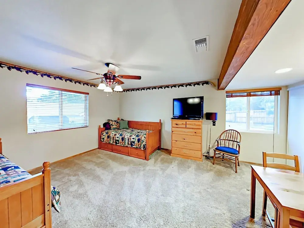 1027 Pine Mountain Drive Home 3 Bedrooms 2.5 Bathrooms Home