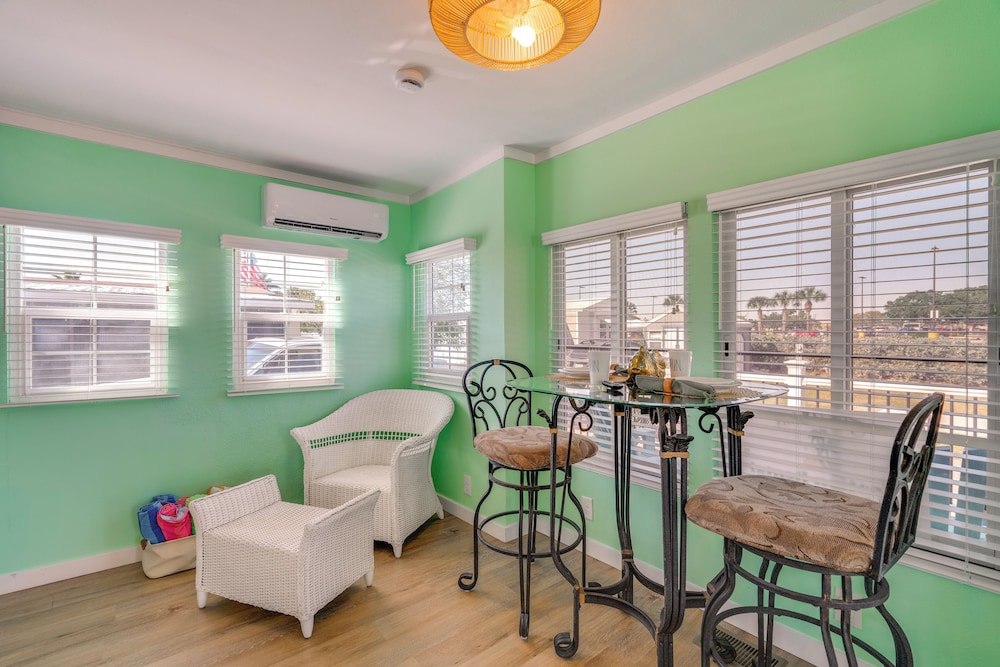 3 Mi to Gulf! Fort Myers Beach Gem w/ Pool Access