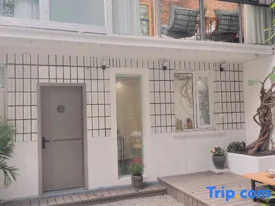 Half-circle coffee hostel