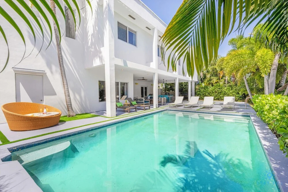 Luxe Lakefront Mansion Waterfront, Pompano Beach