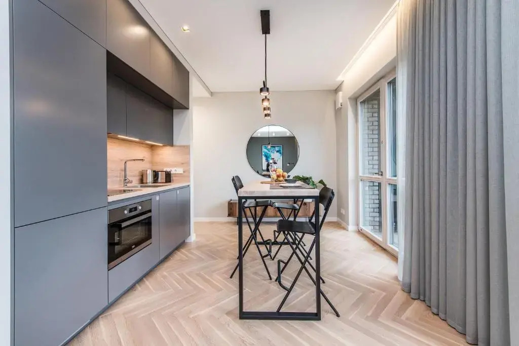 Trendy APT w/Balcony & Self Check-in, By Cohost