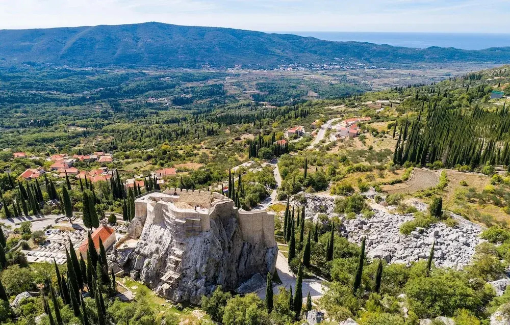 Beautiful Home in Molunat With Wifi and 8 Bedrooms