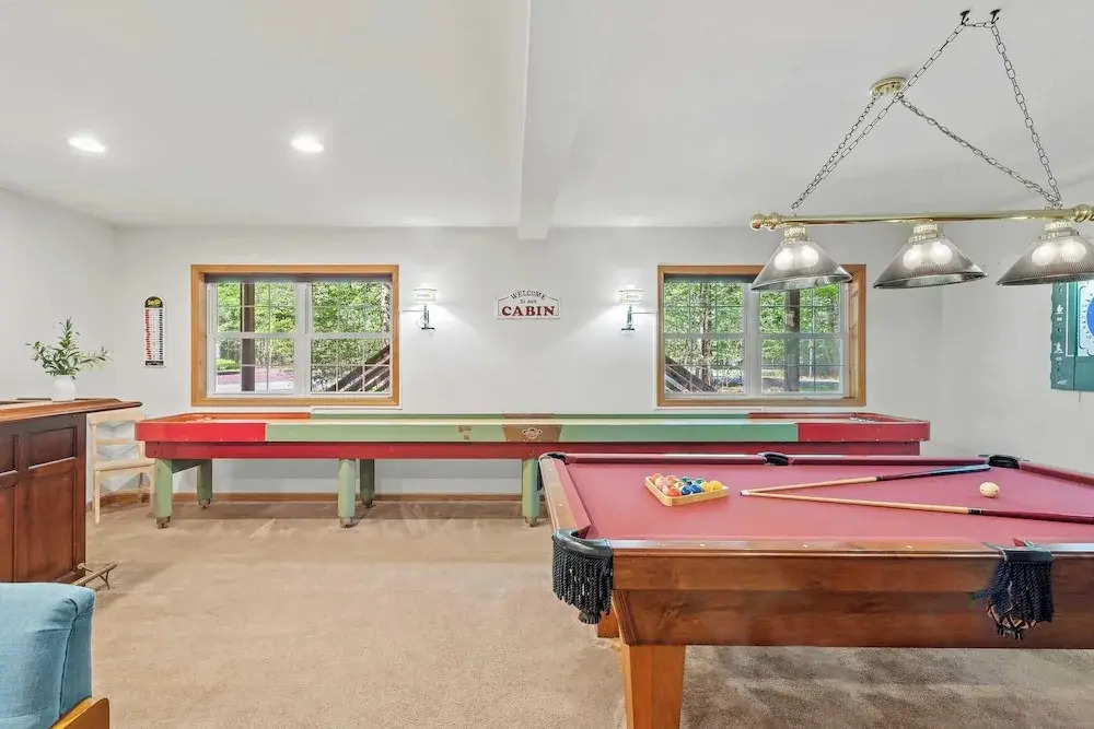 Lake + Pool Access, Game Room, Firepit, Deck Tawny and Peaceful by Avantstay