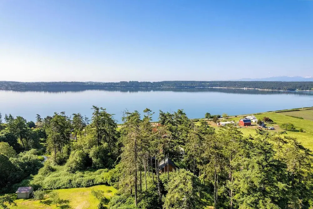 Penn Cove Overlook by Avantstay Cabin w/ Views