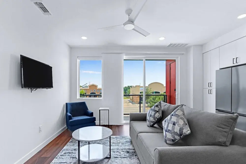Chic Condo Minutes to Downtown, Gruene, & More