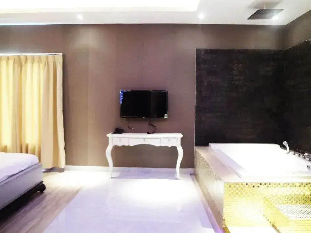 Love Point Hotel