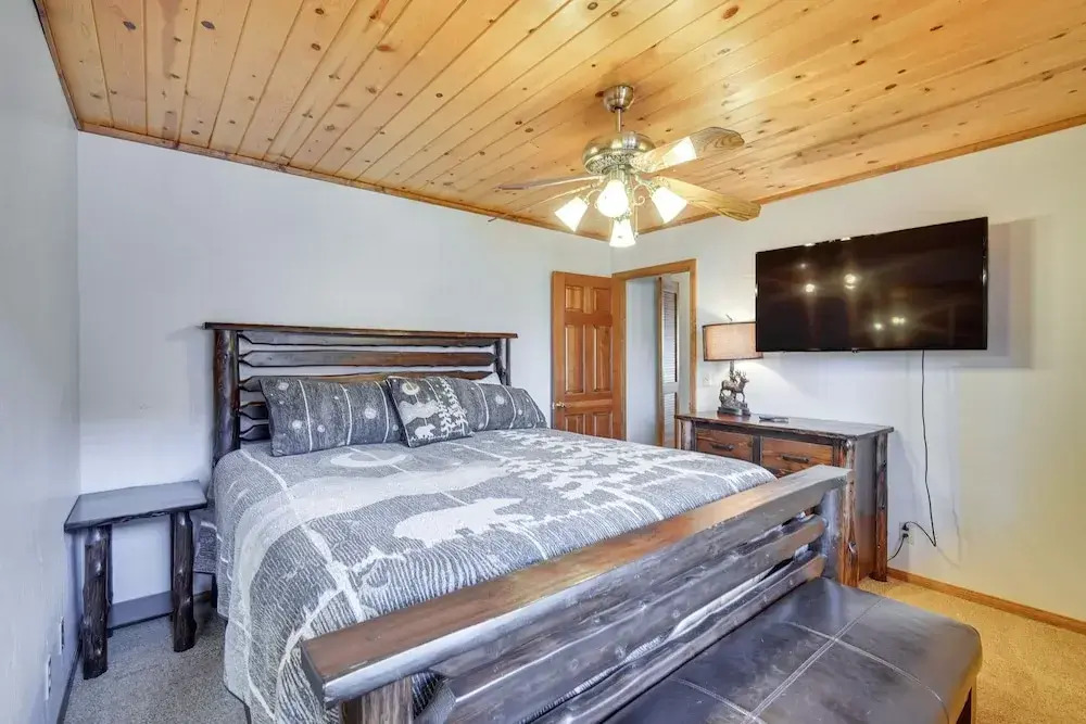 Big Bear Lake Cabin w/ Hot Tub & Gas Fire Pit!
