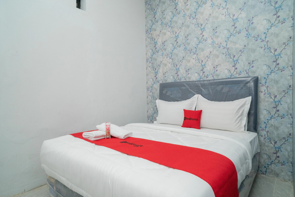 RedDoorz Plus near ITC Cempaka Mas 2