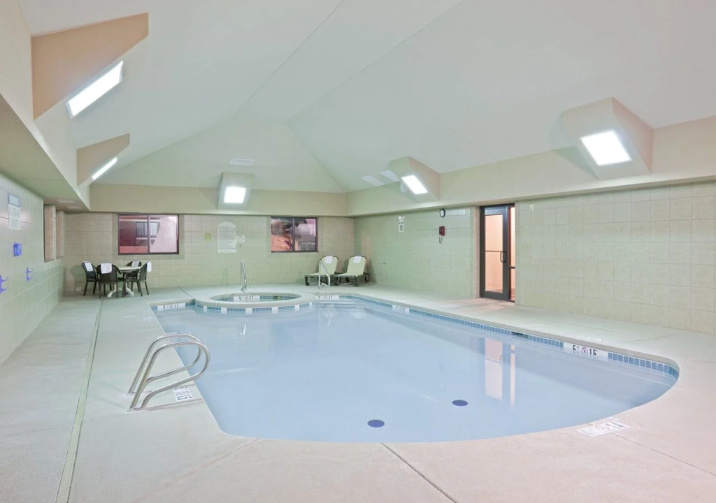 Holiday Inn Express & Suites Lincoln South by IHG