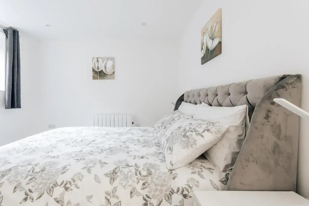 Contemporary Two Bedroom Duplex - Secluded Residence with Parking in a Prime Central Location