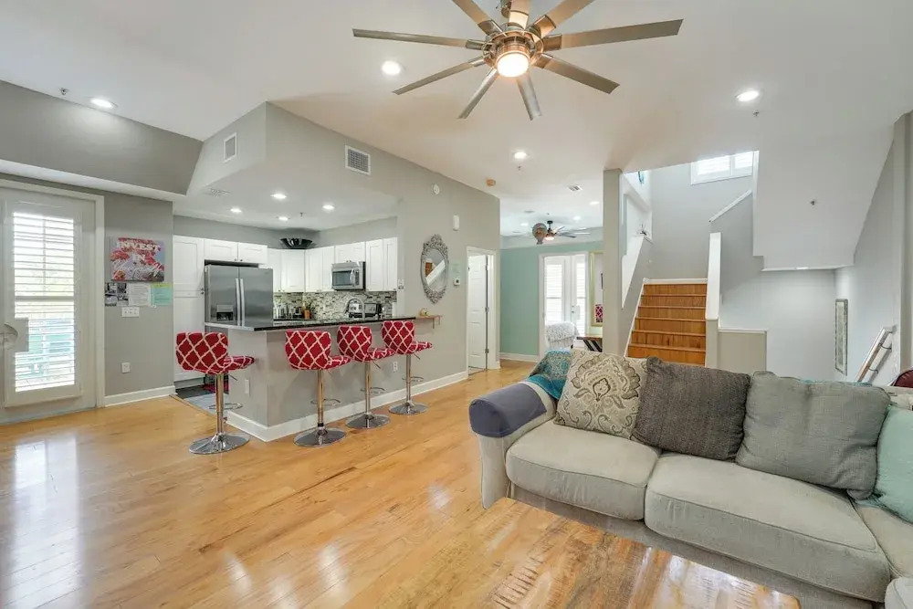 Coastal 'sea Side' Townhome - Walk to Beach!
