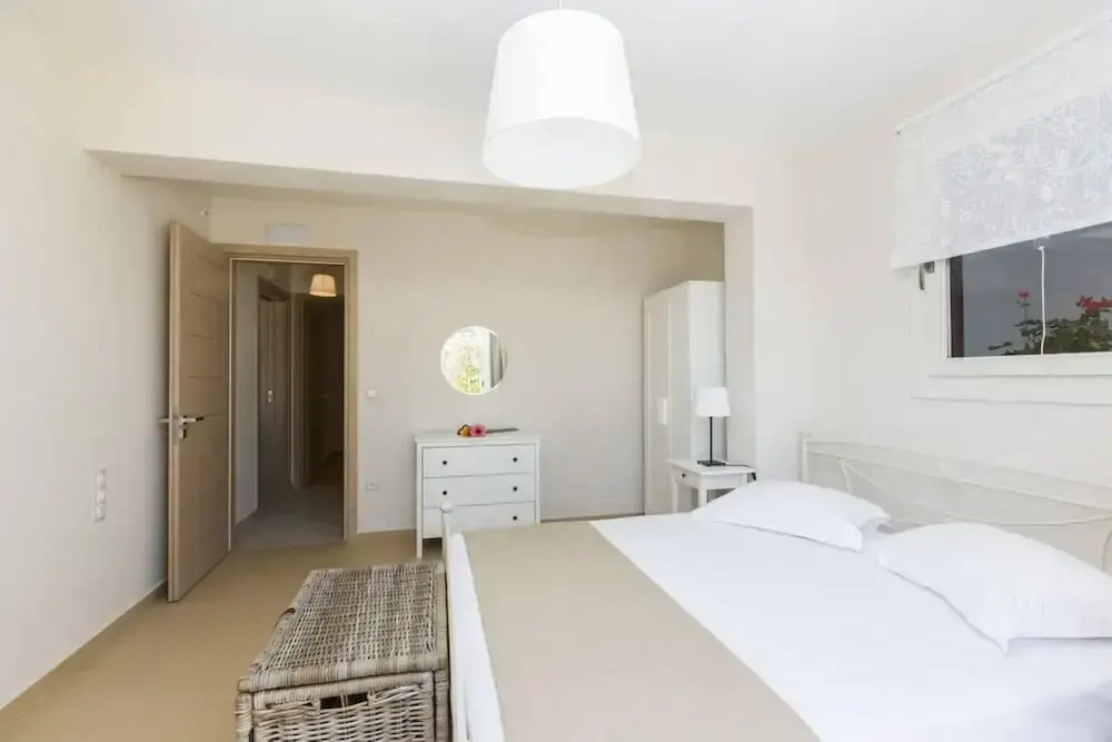 Beautiful 4-bed House With Private Pool in Naxos