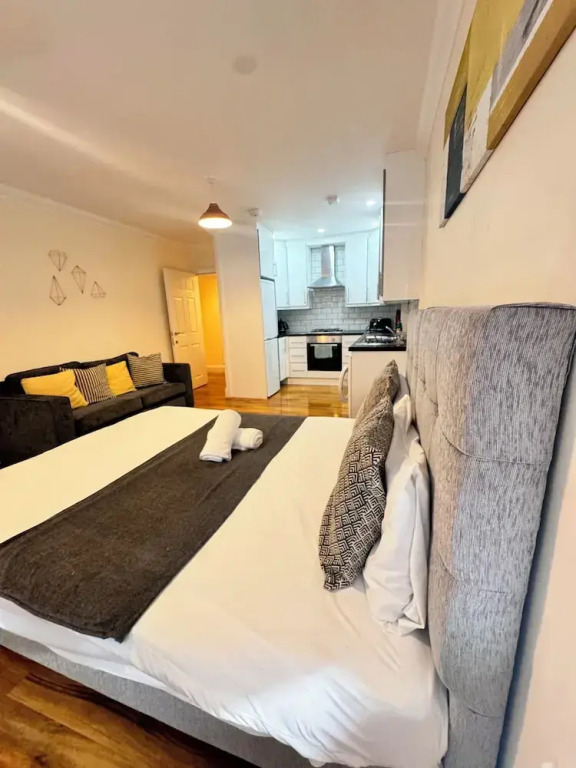 Stay Near Heathrow! Pristine, Convenient & Only 5 Mins to the Terminals