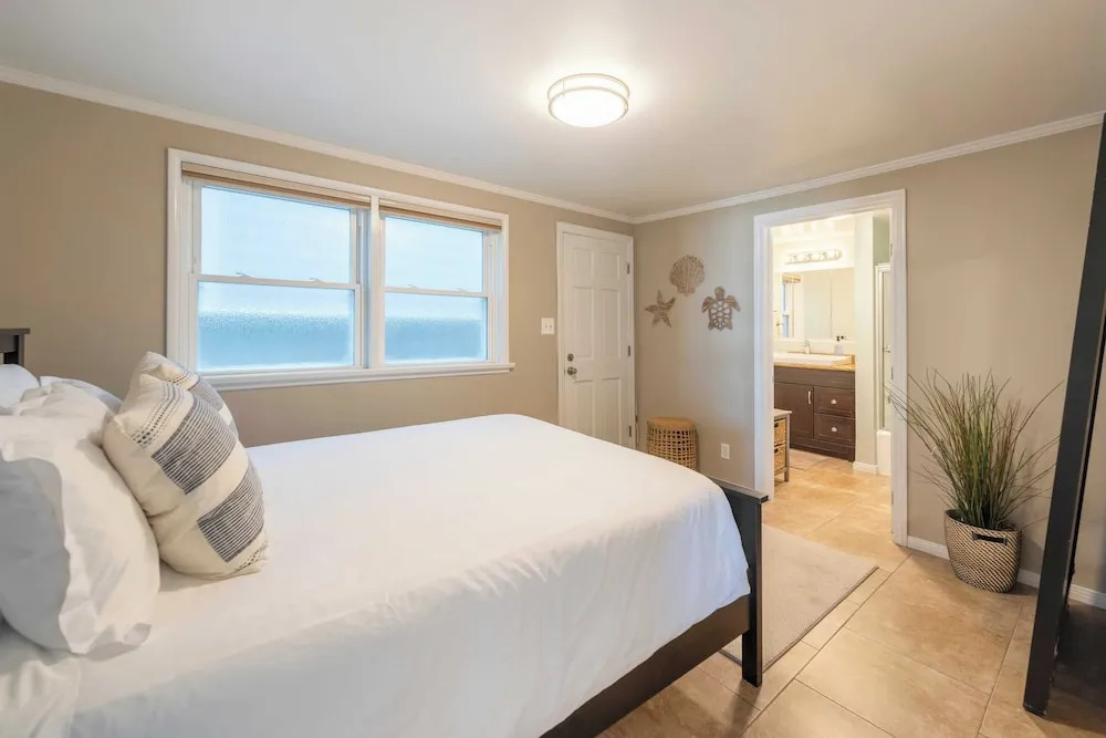 Coastal Condos With Dock Access Near Sand, Shops & Balboa Fun Zone