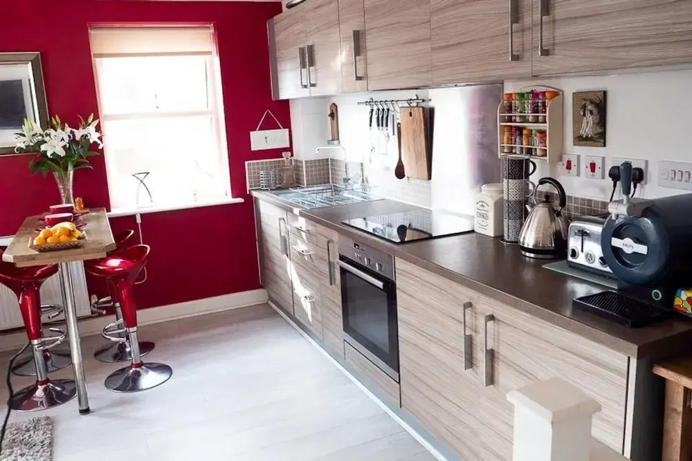 Modern Canalside City Townhouse - Parking & Garden