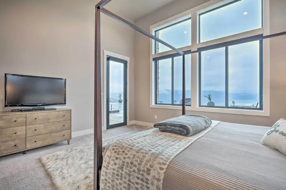 Lavish Lake Chelan Escape: Pool & Panoramic Views