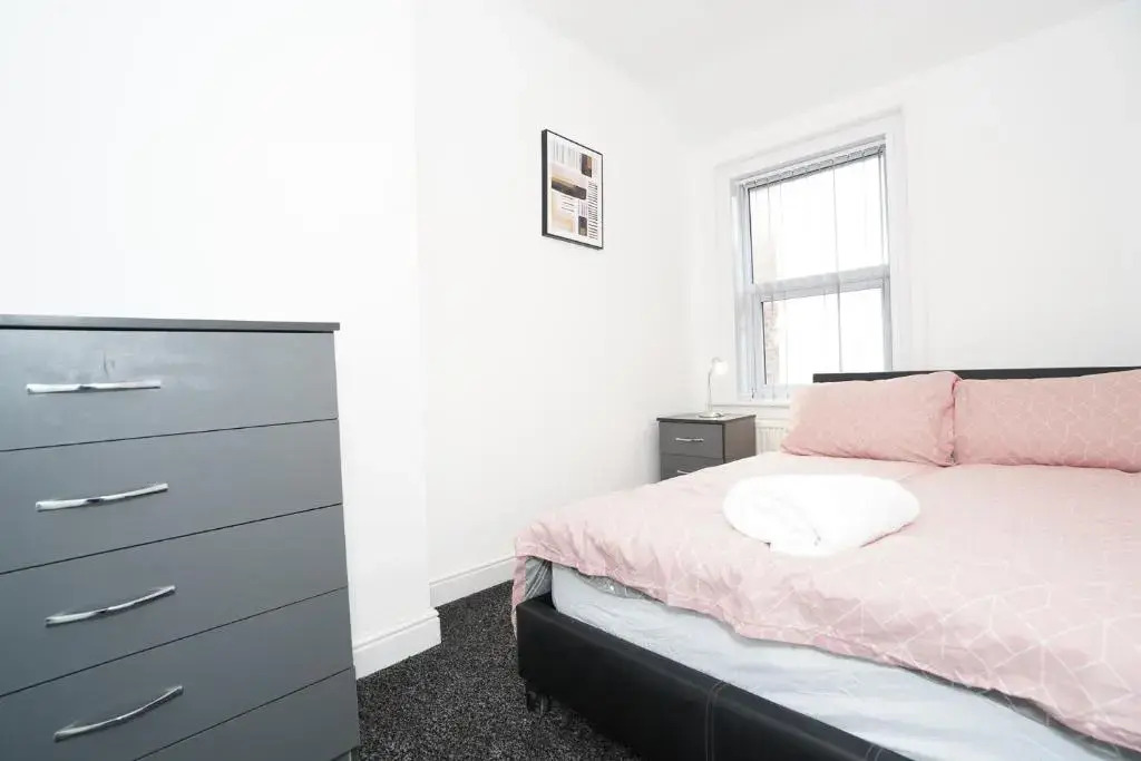 BIRMINGHAM COPLOW, 3 bedrooms house, with 6 beds, 2x doubles beds, 3x singles beds and 1 sofa-bed,sleeps people